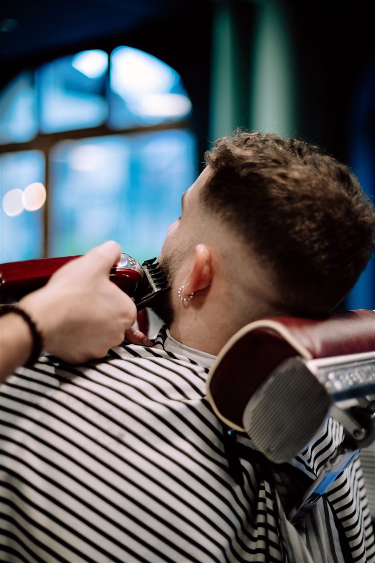 Barbero realizando un corte de precisión