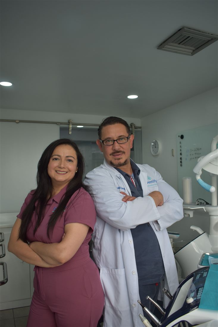 Odontóloga y asistente del consultorio