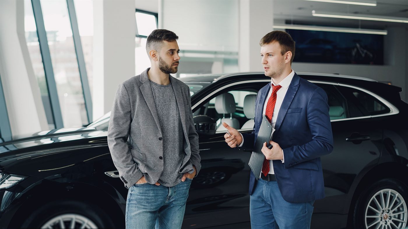 Entrega de llaves de un auto nuevo a un cliente en el showroom
