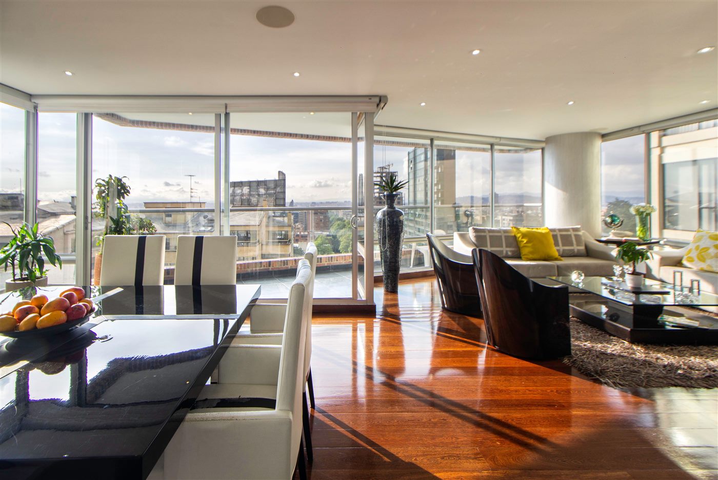 Sala y comedor con vista a la ciudad en propiedad destacada