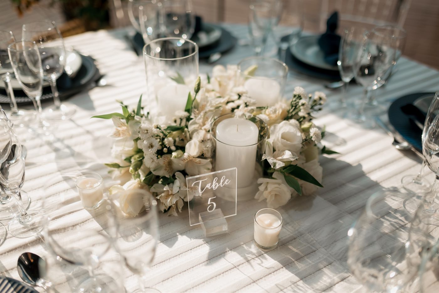 Mesa elegante con velas y vajilla oscura