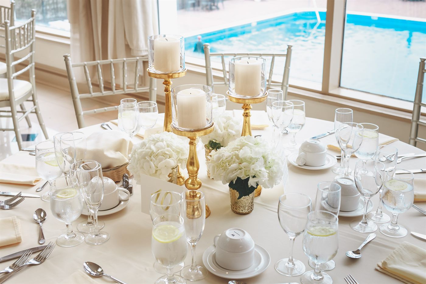 Salón de recepción con candelabros dorados y ventanales