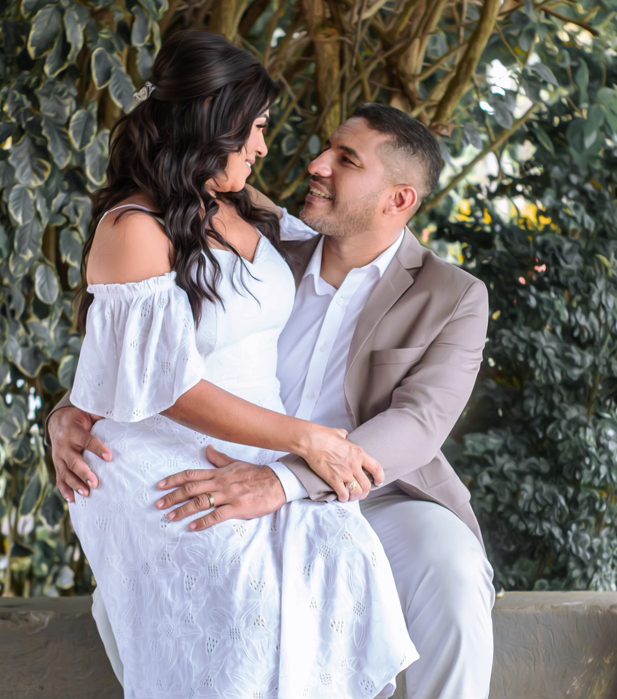 Pareja de novios al aire libre