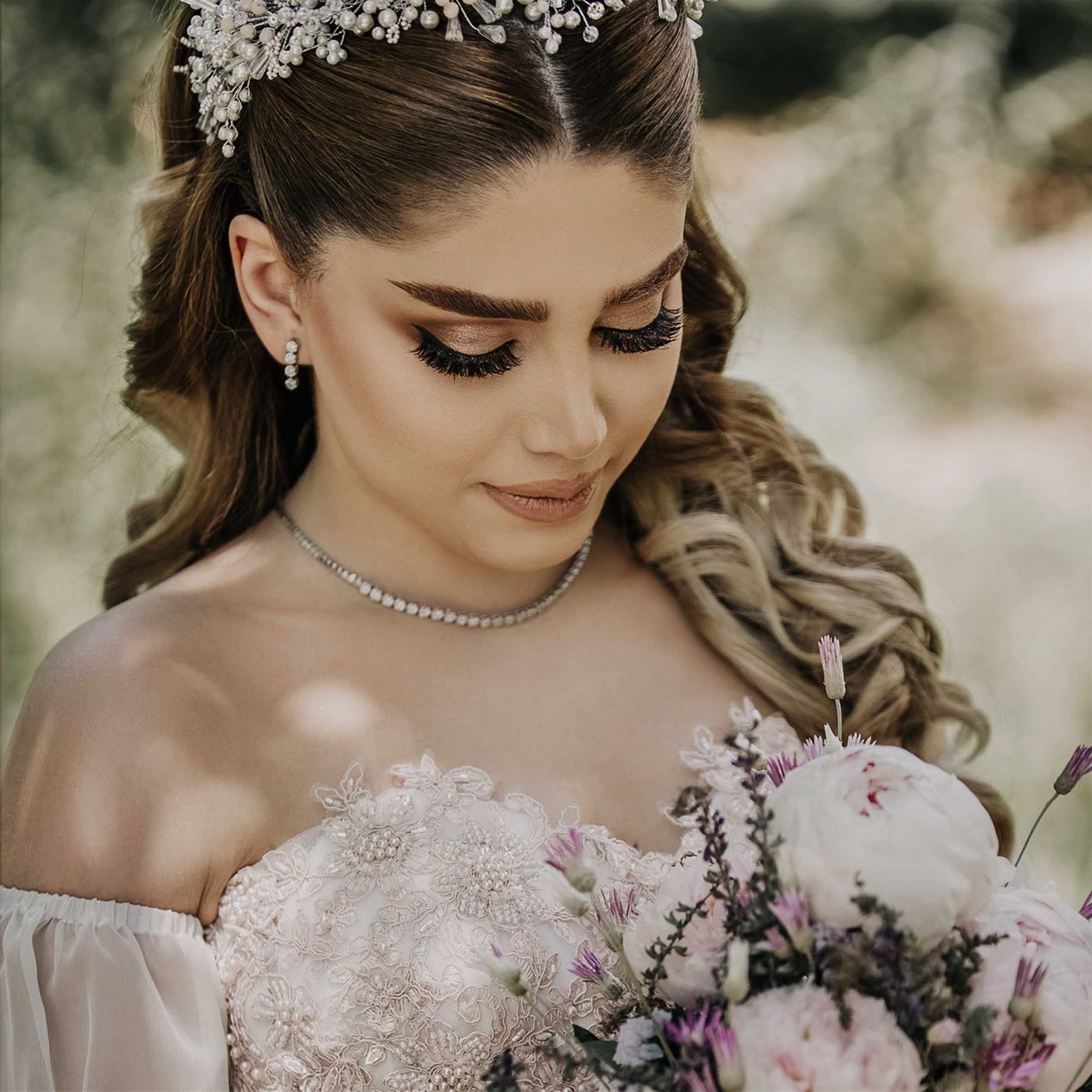 Retrato de la novia con peinado y maquillaje listos