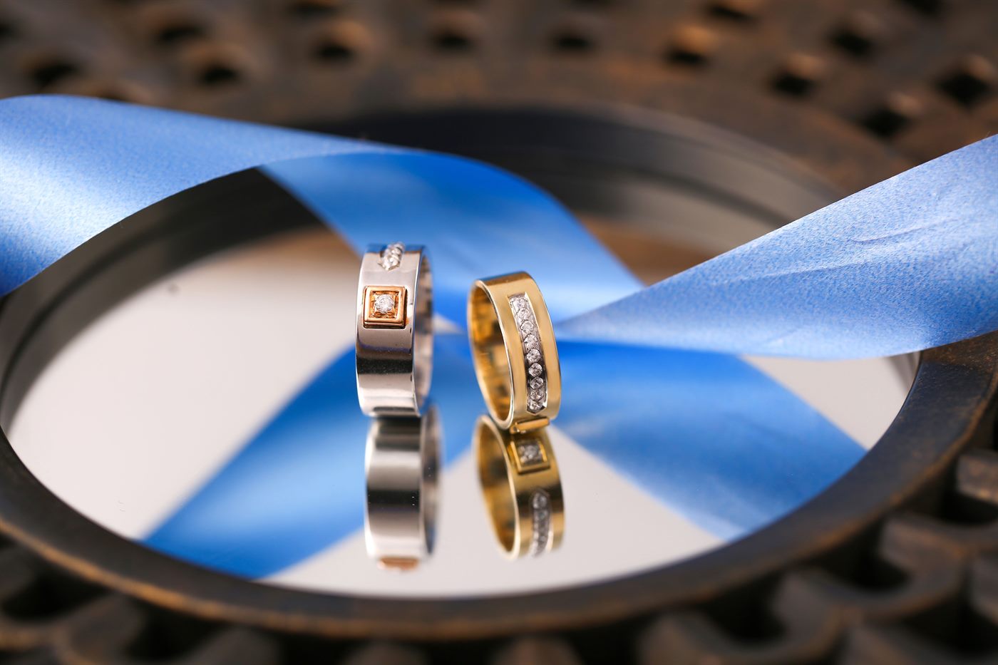 Anillos de boda sobre una cinta