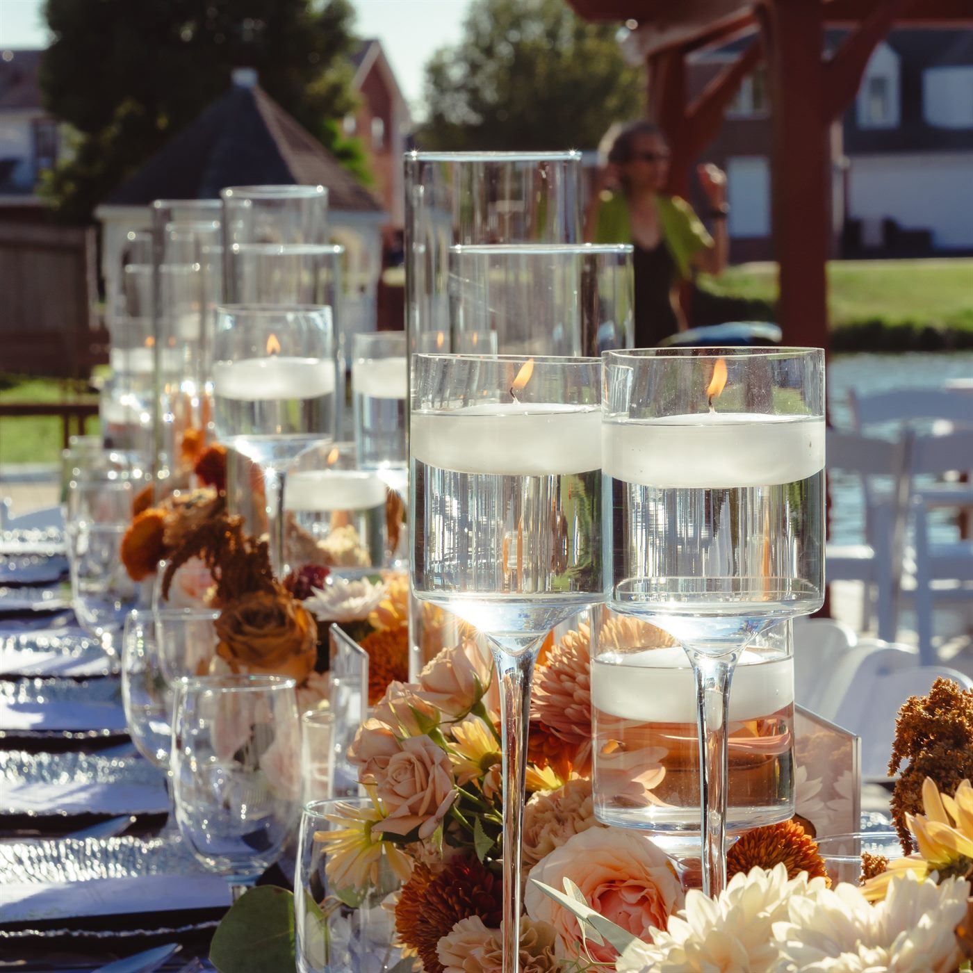 Centros de mesa de cristal con flores, detalle de decoración