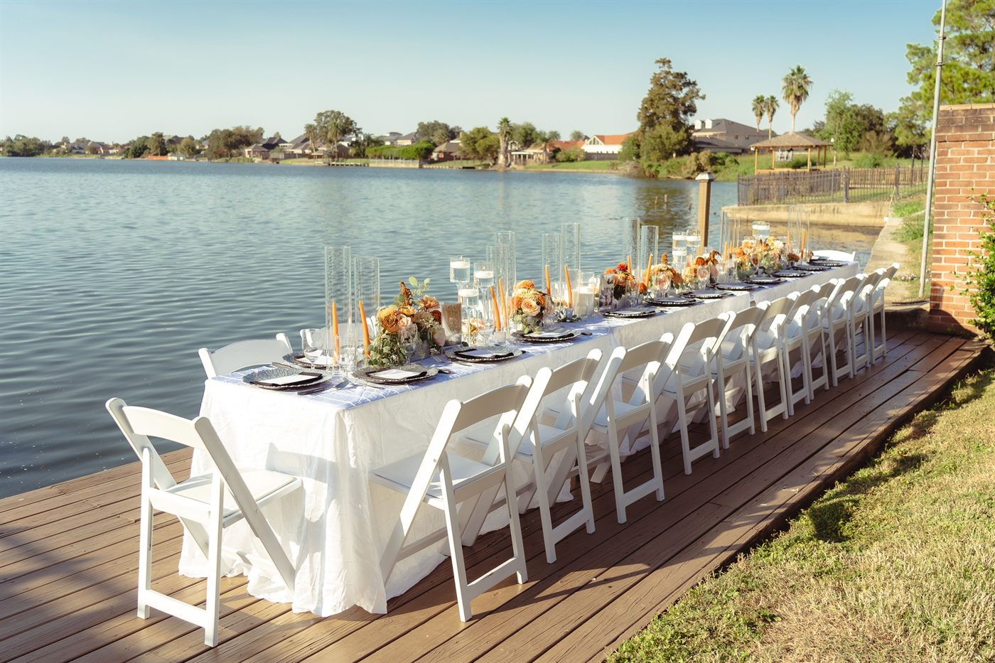 Montaje de mesa larga de banquete al aire libre junto a un lago